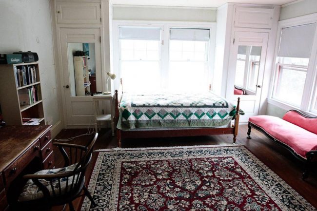 Bed, sitting room