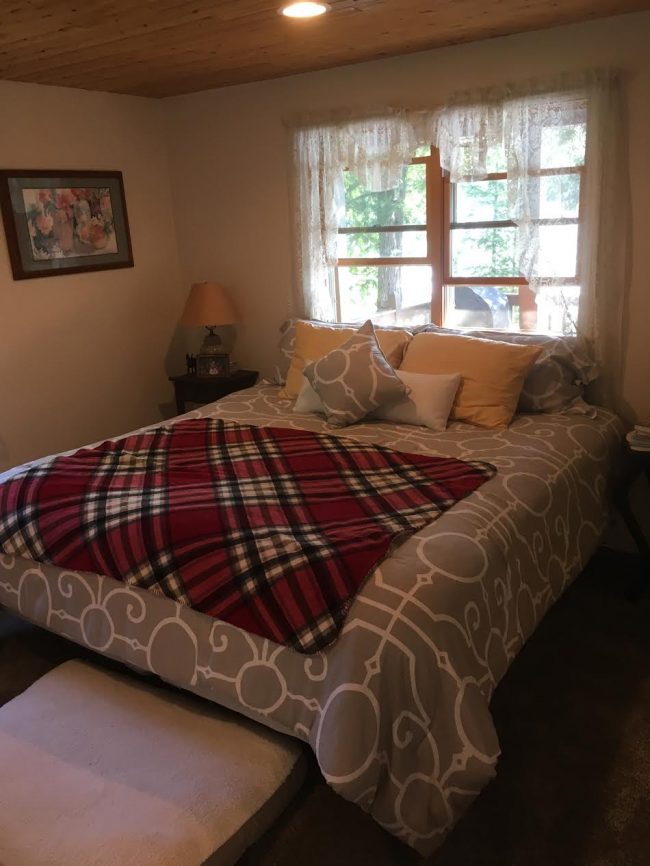 Log Cabin on Davis Pond - Bedroom